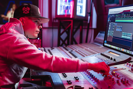 Huipputuottaja MD$ on vastannut Red Bull 64 Bars -kappaleiden tuotannosta.