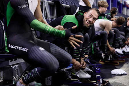 Hollandalı sürat pateni yıldızı Kjeld Nuis, 11 Temmuz 2025'te Hollanda'nın Heerenveen kentinde yoğun bir Red Bull antrenmanında patenlerini hazırlıyor ve buz üzerinde sınırları zorluyor.