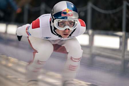 Im April 2025 fliegt Andreas Wellinger beim Red Bull Skoki w Punkt in Zakopane, Polen, die Schanzenrampe hinunter und zeigt dabei Hochgeschwindigkeits-Präzision und die für Red Bull typische Energie.