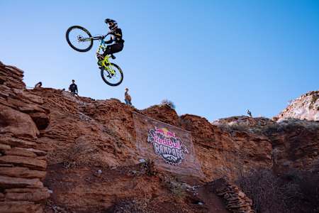 Em 14 de outubro de 2025, Robin Goomes decola de uma saliência íngreme durante os treinos do Red Bull Rampage em Virgin, Utah, EUA, mostrando o que há de melhor no mountain bike radical