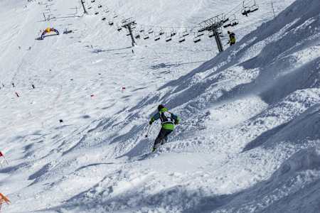 Uczestnik pokonuje muldy podczas Red Bull Bataille des Bosses w Champery w Szwajcarii, 11 marca 2017 r.