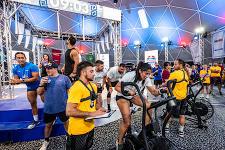 Οι κριτές δίπλα στους αθλητές κατά τη διάρκεια των workouts