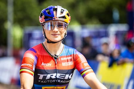 Evie Richards en la UCI Mountain Bike World Cup en Araxa, Brasil, el 20 de abril de 2025, mostrando su asociación dinámica y su espíritu competitivo en la escena mundial