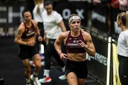 Ida Mathilde Steensgaard pushes through the Women’s Elite 15 at Hyrox World Championship 2025 in Chicago, showcasing her athletic prowess and Red Bull’s energetic spirit.