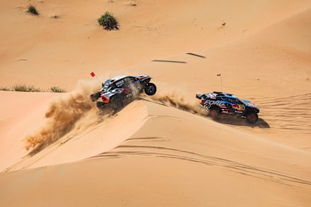 Mattias Ekstrom a Emil Bergkvist na svojom Forde Raptor tímu Ford M-Sport počas 12. etapy Rely Dakar 2025 17. januára 2025 v okolí Subaytahu v Saudskej Arábii.
