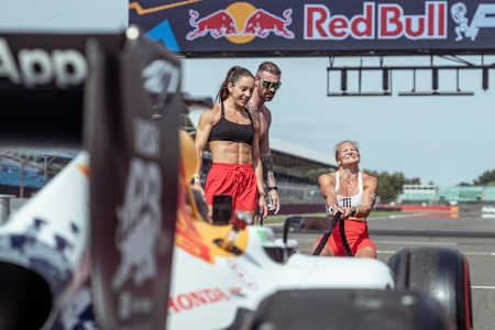 Les athlètes relèvent le défi de la Red Bull Pit Race lors du camp d'entraînement 2025 de Red Bull Hyrox à Silverstone.