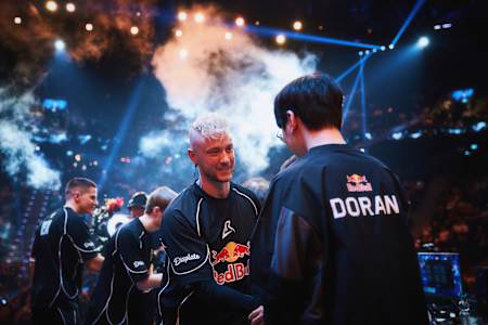 Los Ratones Rekkles und T1 Doran begrüßen sich bei Red Bull League of Its Own 2025 