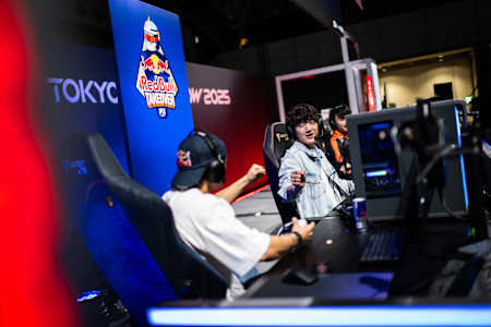 iiTzTimmy gratuliert Yuki Tsunoda bei einem Spiel während der Tokio Game Show 2025 in Japan.