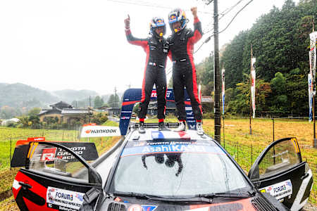 Sébastien Ogier (FRA) Vincent Landais (FRA) Del equipo TOYOTA GAZOO RACING WRT celebran en el podio el primer puesto tras ganar el Campeonato del Mundo de Rallyes en Toyota, Japón.
