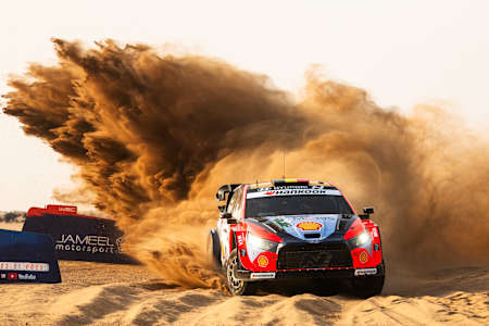 Thierry Neuville del HYUNDAI SHELL MOBIS WORLD RALLY TEAM ataca el terreno arenoso durante la parada 14 del Campeonato del Mundo de Rallies en Jeddah, Arabia Saudí, el 27 de noviembre de 2025.