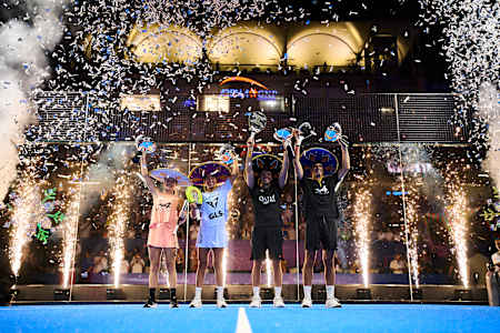 Claudia Fernández, Bea González, Agustín Tapia y Arturo Coello celebran la victoria con los trofeos de ganadores en el Premier Padel GNP Major en Acapulco, México, el 30 de noviembre de 2025