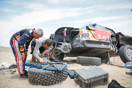Carlos Sainz po wypadku podczas 3. etapu Rajdu Dakar 2019