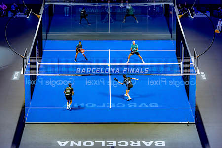 Arturo Coello, Agustín Tapia, Fede Chingotto y Ale Galán compitiendo en la final de las semifinales del Premier Padel 2025 en Barcelona, España, el 14 de diciembre de 2025.