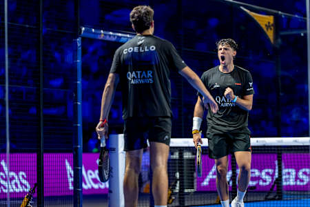 Arturo Coello y Agustín Tapia compitiendo en la final de las semifinales del Premier Padel 2025 en Barcelona, España,n el 14 de diciembre de 2025.