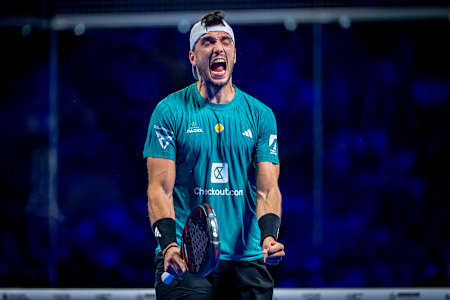 Alejandro Galán, 14 Aralık 2025'te İspanya'nın Barselona kentinde düzenlenen Premier Padel 2025 Finalleri'nde yoğun odaklanma ve atletik becerisini sergiledi.