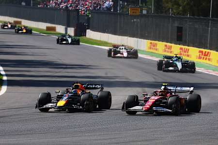 Max Verstappen im Duell mit Lewis Hamilton beim Großen Preis von Mexiko 2025.