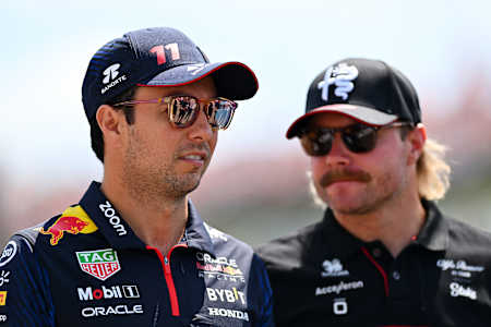 Sergio Pérez und Valtteri Bottas im Gespräch beim Grand Prix von Ungarn 2023.