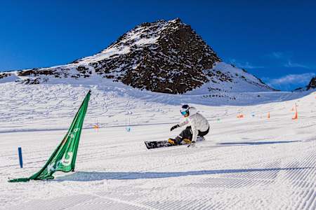 Benjamin Karl in snowboard alpine giant slalom training in Sölden, Austria, on November 6, 2025. 