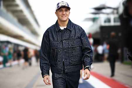 Der Franzose Isack Hadjar und die Visa Cash App Racing Bulls gehen vor dem Training zum Großen Preis der USA auf dem Circuit of The Americas am 17. Oktober 2025 durch das Fahrerlager.