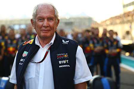 Der Berater des Oracle Red Bull Racing Teams, Dr. Helmut Marko, steht in der Startaufstellung des F1 Grand Prix von Abu Dhabi auf dem Yas Marina Circuit am 08. Dezember 2024
