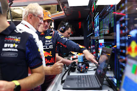 Der Niederländer Max Verstappen und Oracle Red Bull Racing unterhalten sich mit Red Bull Racing-Teamberater Dr. Helmut Marko in der Garage während des Trainings zum Großen Preis der Formel 1 in Ungarn