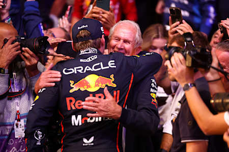 Rennsieger Max Verstappen aus den Niederlanden und Oracle Red Bull Racing wird am 30. November 2025 von Dr. Helmut Marko, Teamberater von Oracle Red Bull Racing, beglückwünscht