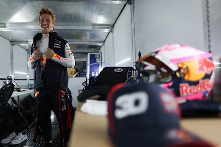 Snímek helmy Liama Lawsona během testovací jízdy v Jerezu 12. února 2025 ve španělském Jerezu.