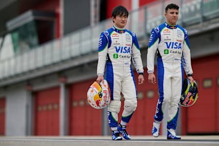 V roce 2025 se jezdci Visa Cash App RB procházejí po okruhu Imola během natáčecího dne.