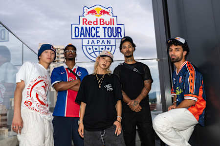 Retrato de grupo dos Red Bull All Stars durante o Red Bull Dance Tour 2024, em Fukuoka, no Japão.
