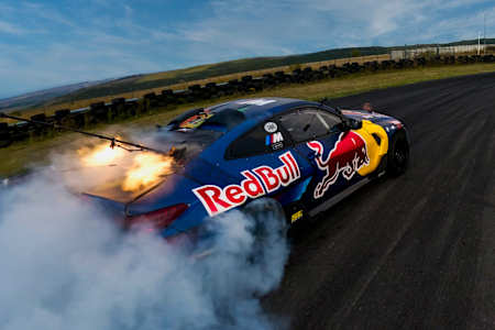 Targu-Mures 2024'te, Red Bull Driftbrothers üyesi Elias Hountondji antrenman sırasında drift yapıyor.