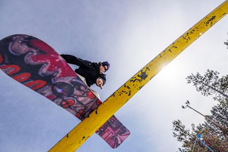 Grace Warner zeigt einen Boardslide bei der Red Bull Slide In Tour 2024 im Skigebiet Trollhaugen, Dresser, Wisconsin.