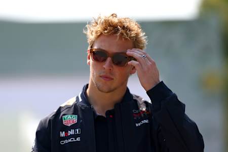 Liam Lawson, de Nueva Zelanda, en el Paddock durante los prolegómenos del Gran Premio de China de F1 en el Circuito Internacional de Shanghai el 20 de marzo de 2025 en Shanghai, China. 