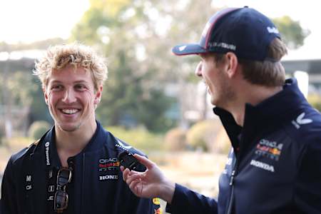 Лиам Лоусон и Макс Ферстаппен разговаривают во время превью перед Гран-при Китая Формулы-1 на Shanghai International Circuit 20 марта 2025 года в Шанхае, Китай. 