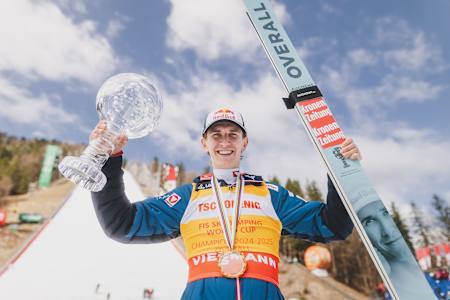Daniel Tschofenig jubelt über den Sieg im Skisprung-Gesamtweltcup!