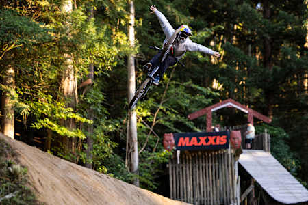 Patricia Druwenová vystupuje během slopestylu na Crankworxu v Rotorua na Novém Zélandu 08. března 2025.