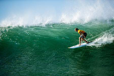 Caitlin Simmers takes on the formidable waves of Punta Roca during the 2025 Surf City El Salvador Pro semifinals.