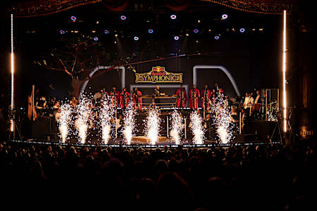 Kabza De Small tritt zusammen mit Ofentse Pitse und dem Symphonic Orchestra beim Red Bull Symphonic 2024 in Johannesburg auf und schafft eine faszinierende Verschmelzung von Genres.