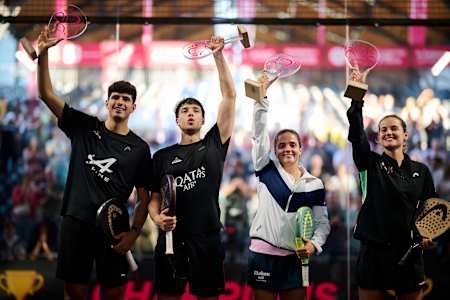 Arturo Coello, Agustín Tapia, Paula Josemaría Martín y Ariana Sánchez son vistos levantando triunfalmente sus trofeos en el Brussels Premier Padel P2 en Bélgica el 27 de abril de 2025