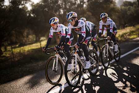 I ciclisti della Red Bull BORA - hansgrohe al lavoro durante il ritiro di Maiorca nel gennaio 2025 