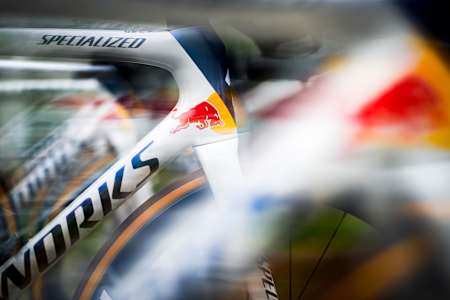 Un primo piano della bicicletta Red Bull BORA-hansgrohe durante la Milano-Sanremo 2025, che mostra il design aerodinamico.