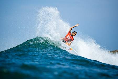 Jordy Smith of South Africa glides through the surf during the semifinals of the Surf City El Salvador Pro 2025 at Punta Roca, La Libertad