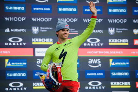  Loic Bruni, ganador del Descenso Elite Masculino, en el podio de la Copa del Mundo de Mountain Bike UCI 2025 en Bielsko-Biala, Polonia.