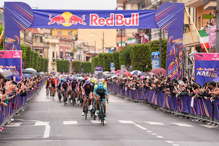 2025 Giro d'Italia'nın Potenza'dan Napoli'ye uzanan altıncı etabı sırasında kalabalıklar, bisikletçilerin Red Bull kemerinin altında yarıştığı sırada tezahürat ediyorlar.