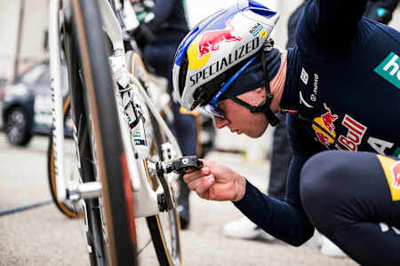 Maxim van Gils de Red Bull - BORA - hansgrohe vérifie le réglage de son vélo.