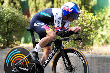 Прімож Рогліч з команди Red Bull - BORA - hansgrohe під час другого етапу велогонки Джиро д'Італія в суботу, 10 травня 2025 року.