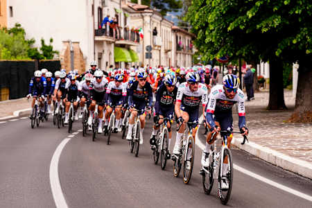 Le peloton de cyclistes pendant la 7e étape du Giro d’Italia 2025, entre Castel di Sangro et Tagliacozzo, en Italie.