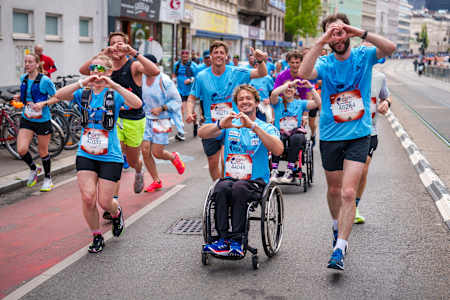 Herz zeigen beim Wings for Life World Run 2025 in Wien