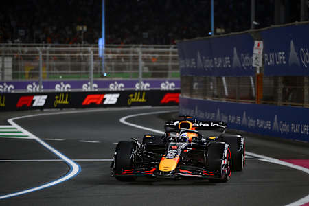 Max Verstappen de Holanda conduciendo el (1) Oracle Red Bull Racing RB21 entra en el pitlane durante el Gran Premio de F1 de Arabia Saudí en el circuito Jeddah Corniche el 20 de abril de 2025. 