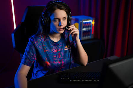 Ana Dumbravã pozează pentru un portret în timpul unei ședințe foto în România, pe 19 februarie 2025