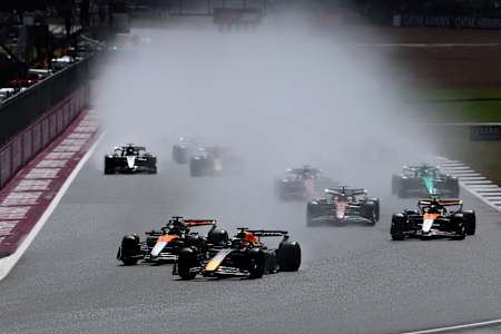 Max Verstappen lidera a Oscar Piastri, Lando Norris y el resto del pelotón en la salida durante el Gran Premio de F1 de Gran Bretaña en el circuito de Silverstone el 06 de julio de 2025.